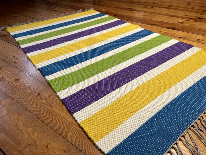 farbiger Teppich aus Schafwolle